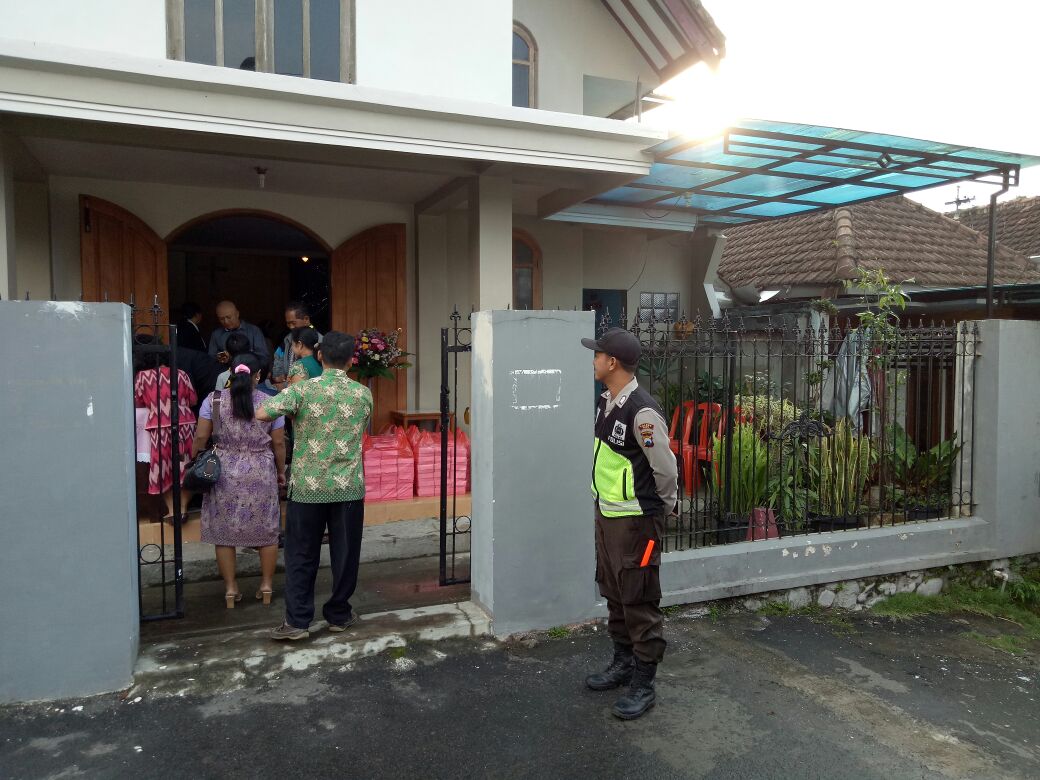 Anggota Polsek Pujon Polres Batu Melaksanakan Giat Pengamanan Perayaan Ibadah Natal Di GKJW