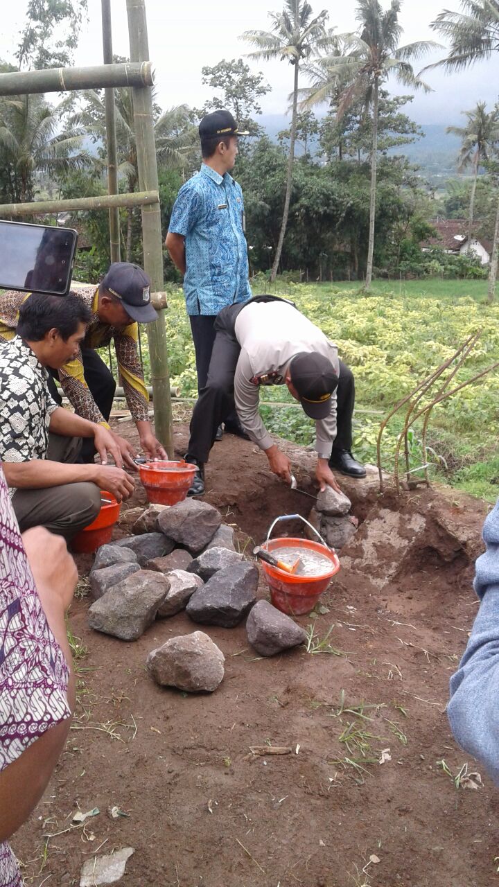 Kapolsek Ngantang Berserta Muspika Kecamatan Ngantang melaksanakan Peletakan Batu Pertama Desa Wisata di Mulyorejo 