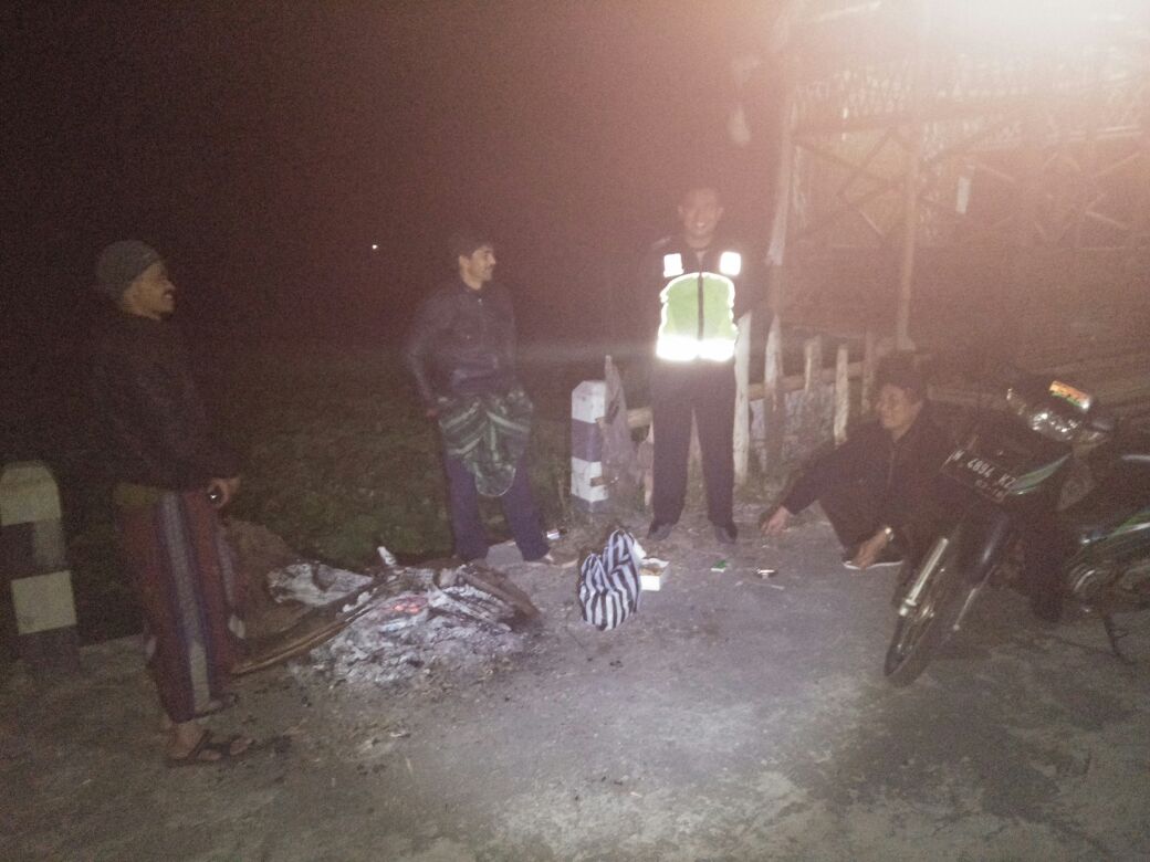 Bhabin  Polsek Pujon Polres Batu Sambang Pos Kamling Di Desa Wiyurejo