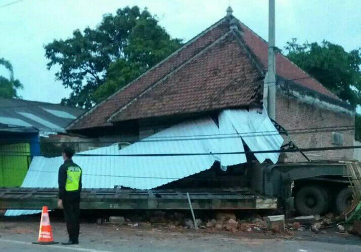 Laka lantas Tunggal Di Jln Sokarno, Sat lantas Polres Batu Memberikan Pengamanan dan Pengaturan Arus Lalin