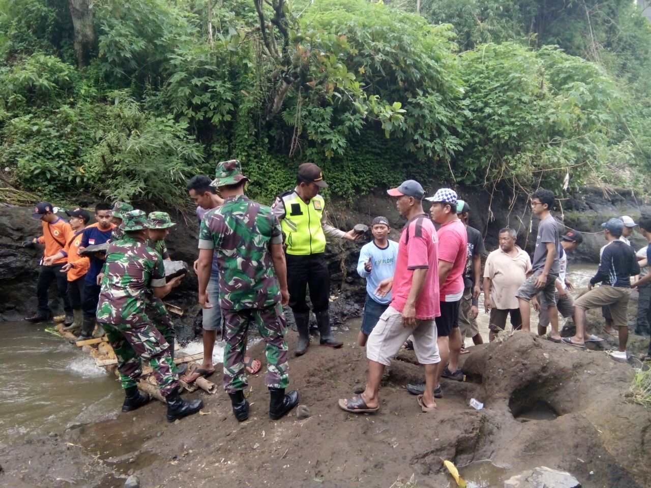 Kapolsek Pujon Dengan Anggota Polres Batu Bantu Warga Pasang Pelengsengan Di Lokasi Tanah Longsor Wilayah Polsek Pujon