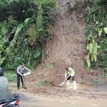 Tanggap Bencana, Polsek Pujon Polres Batu Bersihkan Tanah Longsor Dan Pohon Tumbang