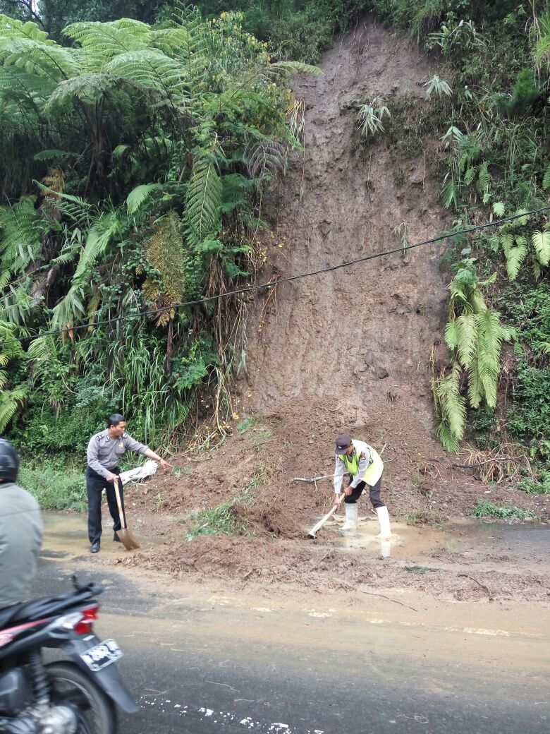 Tanggap Bencana, Polsek Pujon Polres Batu Bersihkan Tanah Longsor Dan Pohon Tumbang