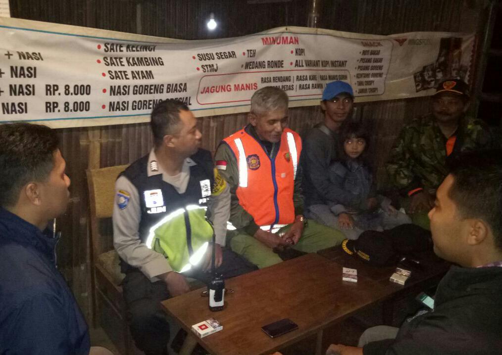 Bhabin Bersama Tiga Pilar lainnya Melaksanakan patroli wilayah Kelurahan Songgokerto