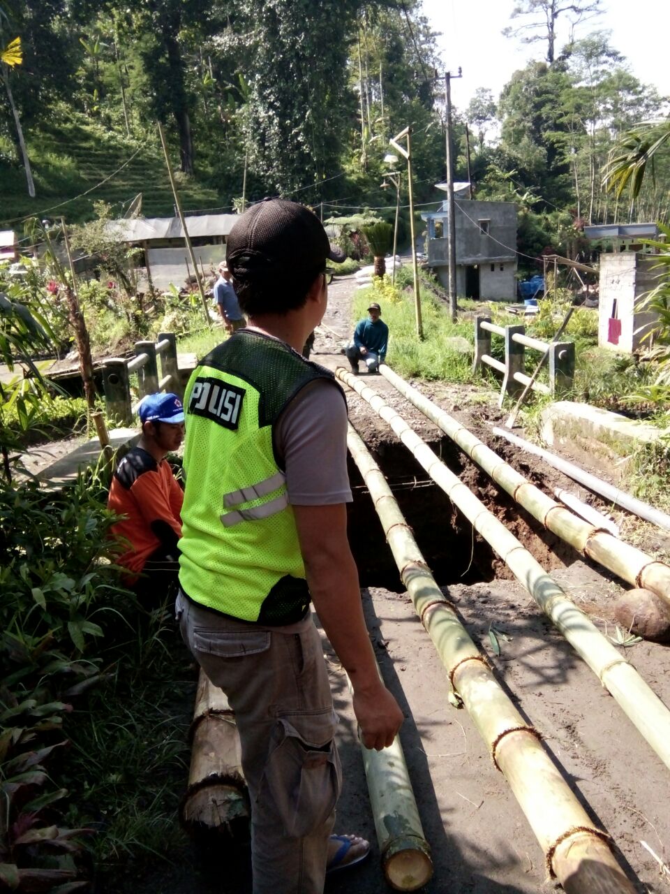 Bhabinkamtibmas Desa Pagersari Polsek Ngantang Polres Batu Melaksanakan Gotong Royong Perbaikan Jalan Sementara Karena Rusak Akibat Banjir