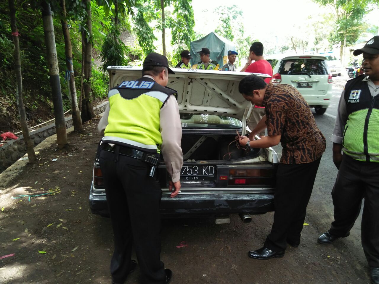 Kapolsek Batu Polres Batu Melaksanakan Razia Kendaraan di Jln Trunojoyo Songgoriti Kota Batu