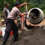 Anggota Bhabinkamtibmas Polsek Ngantang Giatkan Kerja Bakti Pembangunan Jembatan Pipanisasi Dusun. Kaweden