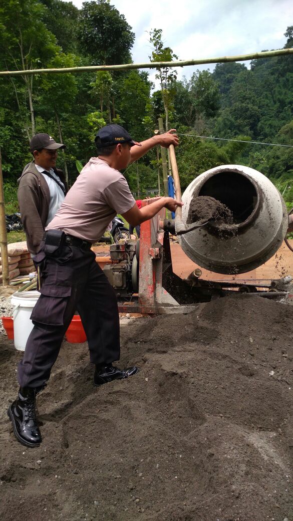 Anggota Bhabinkamtibmas Polsek Ngantang Giatkan Kerja Bakti Pembangunan Jembatan Pipanisasi Dusun. Kaweden