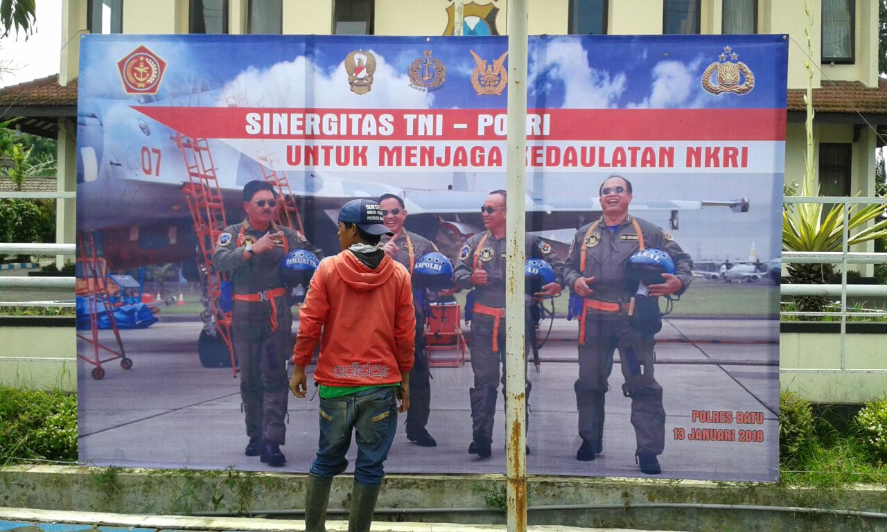 Polsek Pujon Polres Batu Pemasangan Banner Sinergitas TNI – POLRI Untuk Menjaga Kedaulatan NKRI