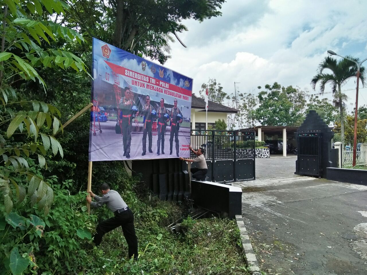 Anggota Polsek Junrejo  Polres Batu Pemasangan Banner Sinergitas TNI – POLRI Untuk Menjaga Kedaulatan NKRI