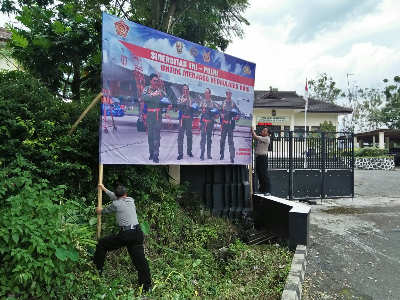 Polsek Junrejo  Polres Batu Pemasangan Banner Sinergitas TNI – POLRI Untuk Menjaga Kedaulatan NKRI