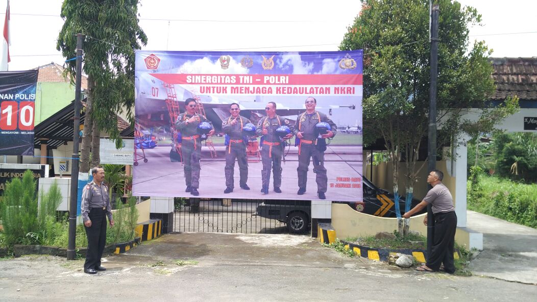 Polsek Ngantang  Polres Batu Pemasangan Banner Sinergitas TNI – POLRI Untuk Menjaga Kedaulatan NKRI