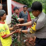 Anggota Bhabin Polsek Batu Kota Polres Batu Bersama Warga Melaksanakan Kerja Bakti Tanah longsor