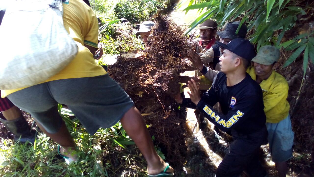 Anggota Bhabinkamtibmas Desa Kasembon Polsek Kasembon Polres Batu Bersama Warga Kerja Bakti Untuk Menbangun Sinergitas Bersama Warganya
