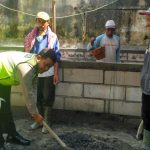 Sinergitas, Anggota Bhabinkamtibmas Polsek Batu Polres Batu Membantu Warga Membangun Rumah Bersama Warga