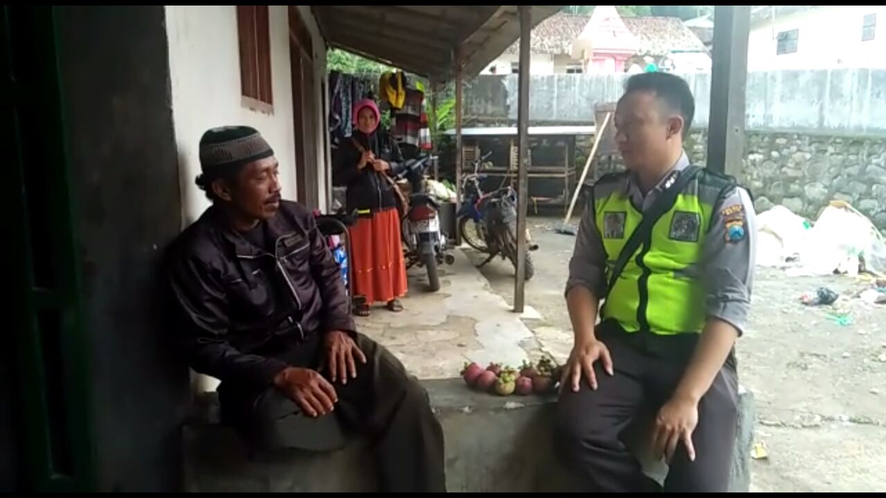 Anggota Bhabinkamtibmas Monoagung Polsek Kasembon Polres Batu Giatkan Kunjungan Silaturahmi ke Tokoh Masyarakat Desa Wonoagung