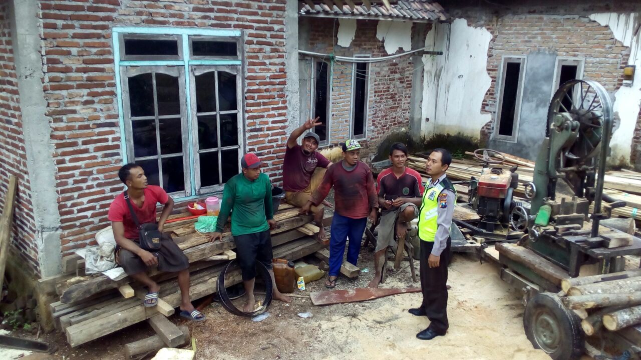 Patroli DIalogis, Anggota Bhabinkamtibmas Polsek Kasembon Polres Batu Pengusaha Kayu Di Desa Binaan