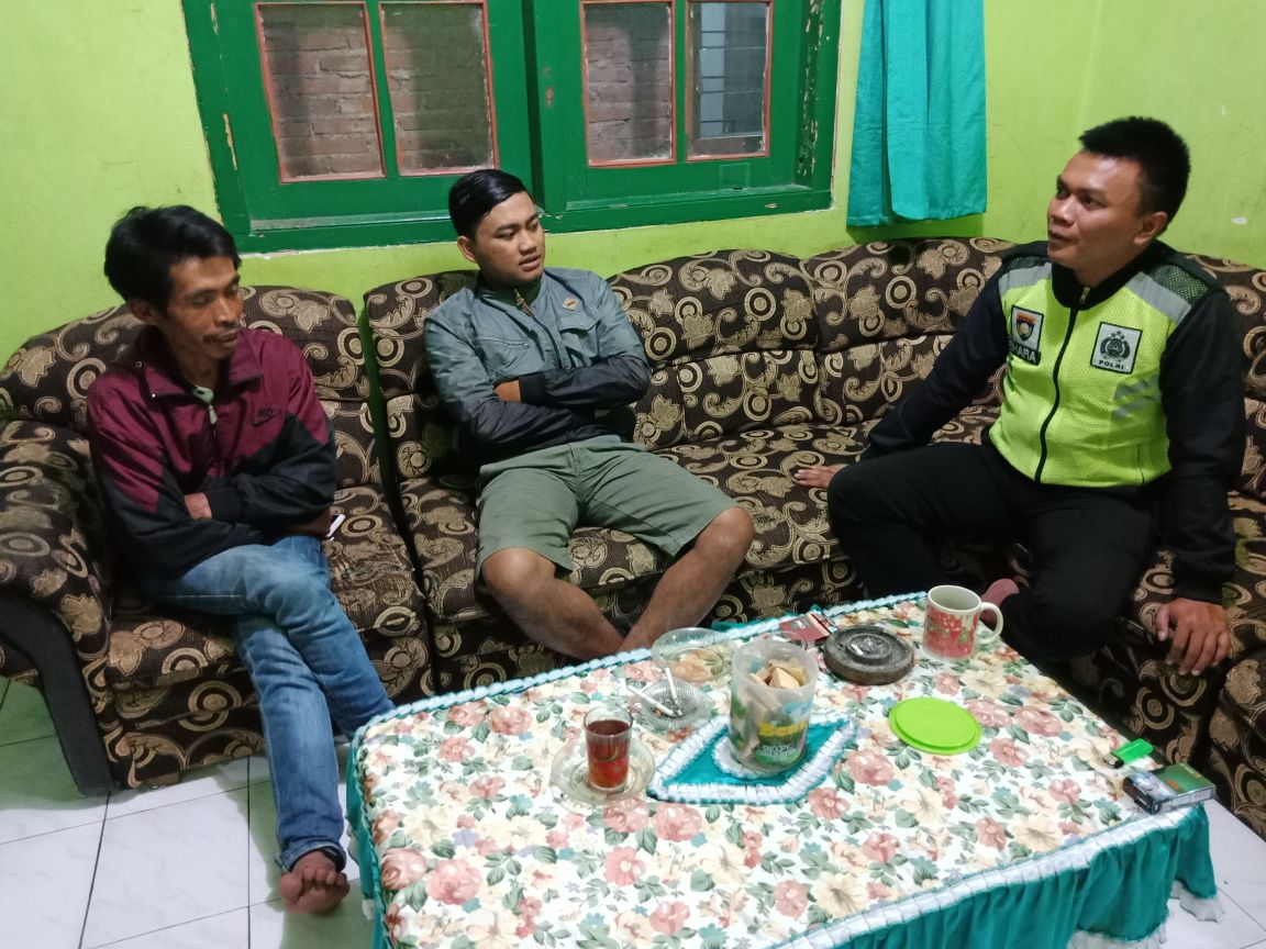Anggota Bhabin Desa GunungSari Polsek Bumiaji Polres Batu Melaksanakan Kegiatan Sambang Dan Silaturahmi Kepada Warga