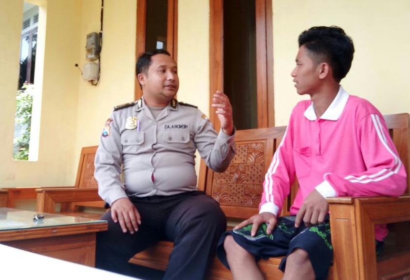 Anggota Bhabin Polsek Batu Polres Batu Melaksanakan Kunjungan Ke Penjaga Home Stay Atau Penginapan