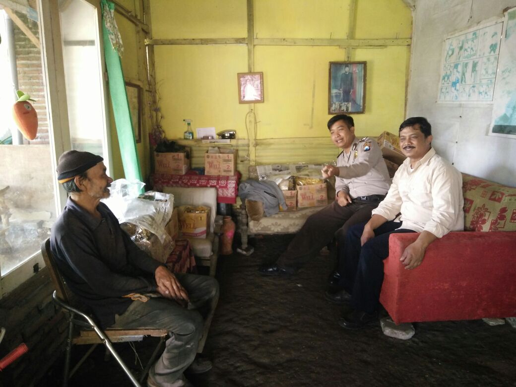 Anggota Bhabin Polsek Batu Kota Polres Batu Melaksanakan Kunjungan Kamtibmas Ke Desa Pesanggrahan