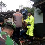 Kapolsek Pujon Polres Batu Melaksanakan Kerja Bakti dengan Muspika, Warga Bersihkan Tanah Longsor Timpa Rumah Bendosari, Pujon Malang