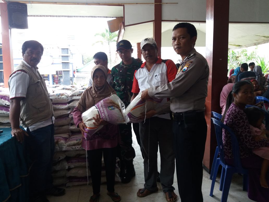Anggota Bhabinkamtibmas Desa Beji Polsek Junrejo Polres Batu Melaksanakan Pemantauan Pembagian Bantuan Beras Bersubsidi
