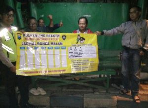 Anggota Bhabin Polsek Batu Kota Polres Batu Giatkan Sambang Poskamling Dan Memberikan Jadwal Giat Ronda Malam