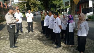 Anggota Polsek Batu Kota Polres Batu Menggelar Apel Pagi Bersama Lurah Dan Perangkat Kelurahan Songgokerto Kecamatan Batu