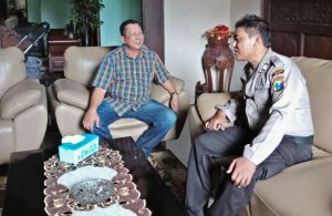 Anggota Bhabinkamtibmas Polsek Batu Kota Polres Batu Melaksanakan Giat Silaturahmi Kepada Tokoh Politik Kota Batu