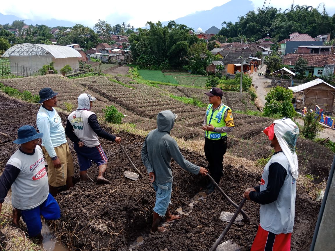 Polsek Pujon Polres Batu Kerja Bakti Pengecoran Jalan di Desa Pujon Kidul Jalin Mitra Kerja