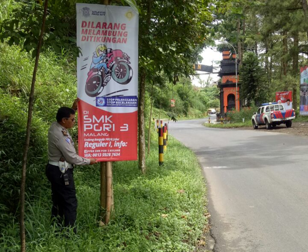 Anggota Satlantas Polres Batu Memasang Banner Himbauan Dalam Rangka Ops Keselamatan Semeru 2018