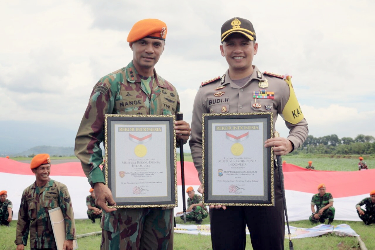 Kibarkan Bendera Terbesar, Paskhas TNI AU Bersama Polres Batu Pecahkan Rekor Muri