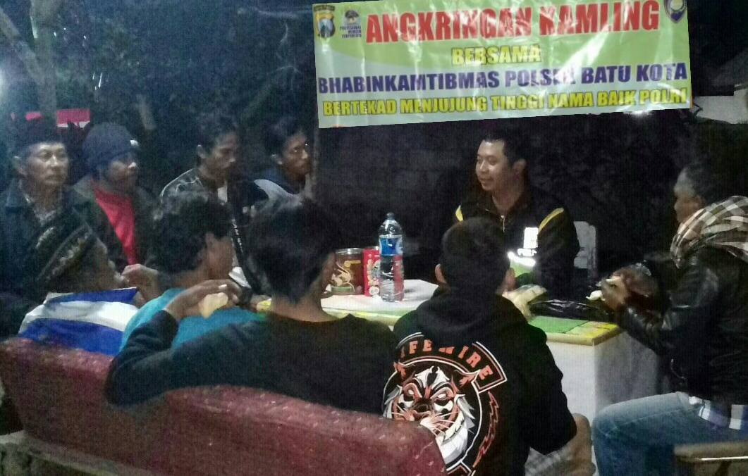 Anggota Bhabinkamtibmas Kelurahan Songgokerto Polsek Batu Kota Polres Batu Angkringan Kamling