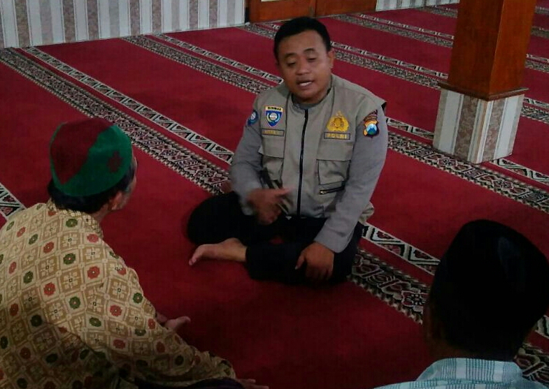 Giatkan Silaturohmi Takmir Masjid Anggota Bhabin Polsek Batu Polres Batu Menyampaikan Pesan Kamtibmas
