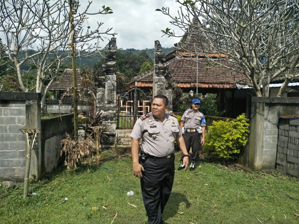Kapolsek Kasembon Polres Batu Bersama Dengan Anggota Melaksanakan Patroli Tempat Ibadah Pure Watu Dodol