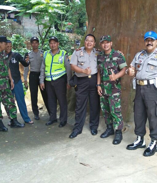 Kapolsek Kasembon Polres Batu Bersama Dengan Anggota Koramil Kasembon Menjalin Sinergitas TNI – Polri Dalam menjaga Giat Masyarakat