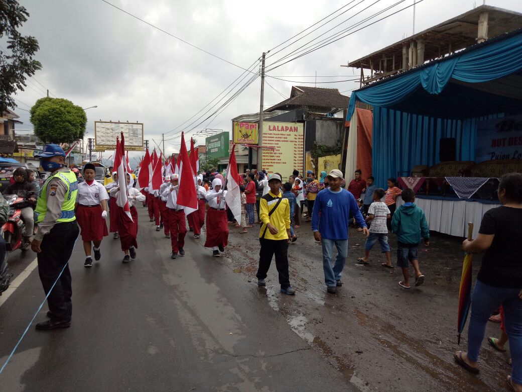 Polsek Pujon Beserta Anggota BKO Dari Polres Batu Melaksanakan Pengamanan Giat Kirab Tumpeng Dan Karnaval Di Desa Pujonlor
