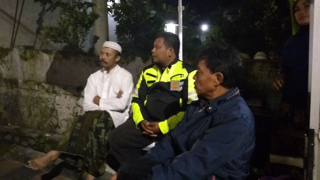 Kanit Binmas Polsek Batu Polres Batu Memberikan Patroli Dialogis Kepada Warga Ngaglik Desa Binaanya