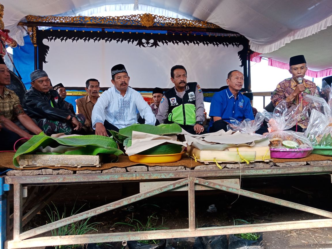 Desa Dalam Satu Gengaman Bhabinkamtibmas Polsek Pujon Polres BatuTurut Hadiri Selamatan Dusun