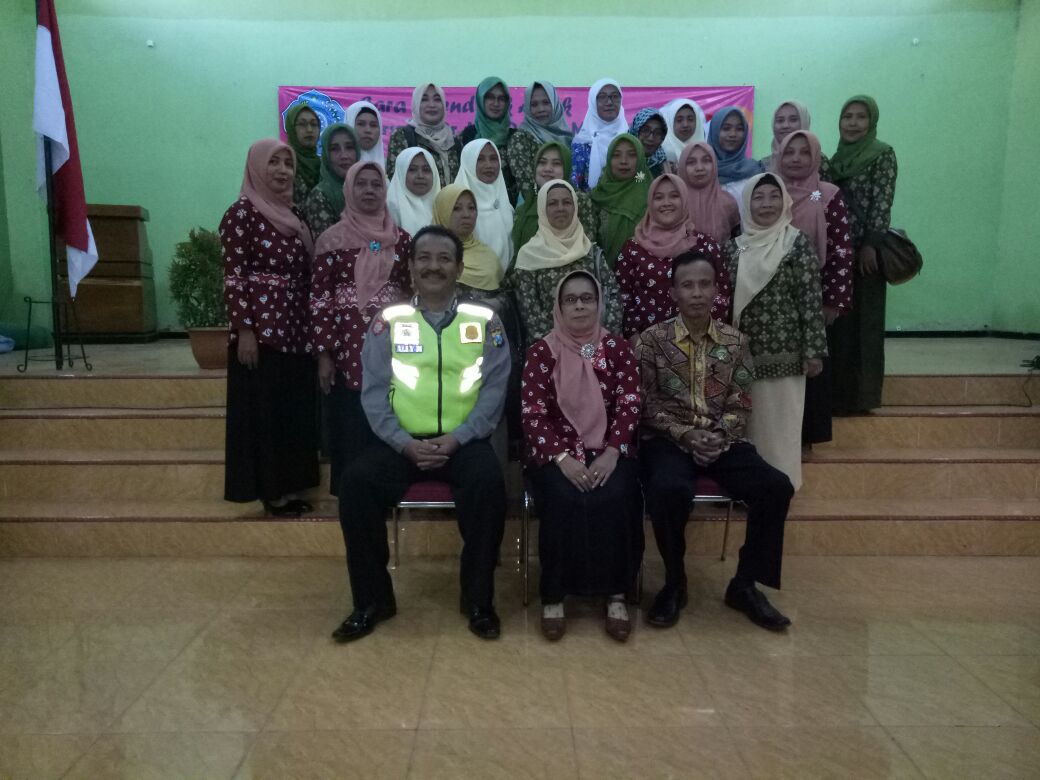 Anggota Bhabin Polsek Pujon Polres Batu Giat Parenting Bersama Dr. Umi Dayati, M. Pd Motivator UM Malang