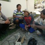 Melaksanakan Kunjungan Bhabinkamtibmas Desa Mulyorejo Polres Batu Binluh Ke warga yang sedang mencari rumput