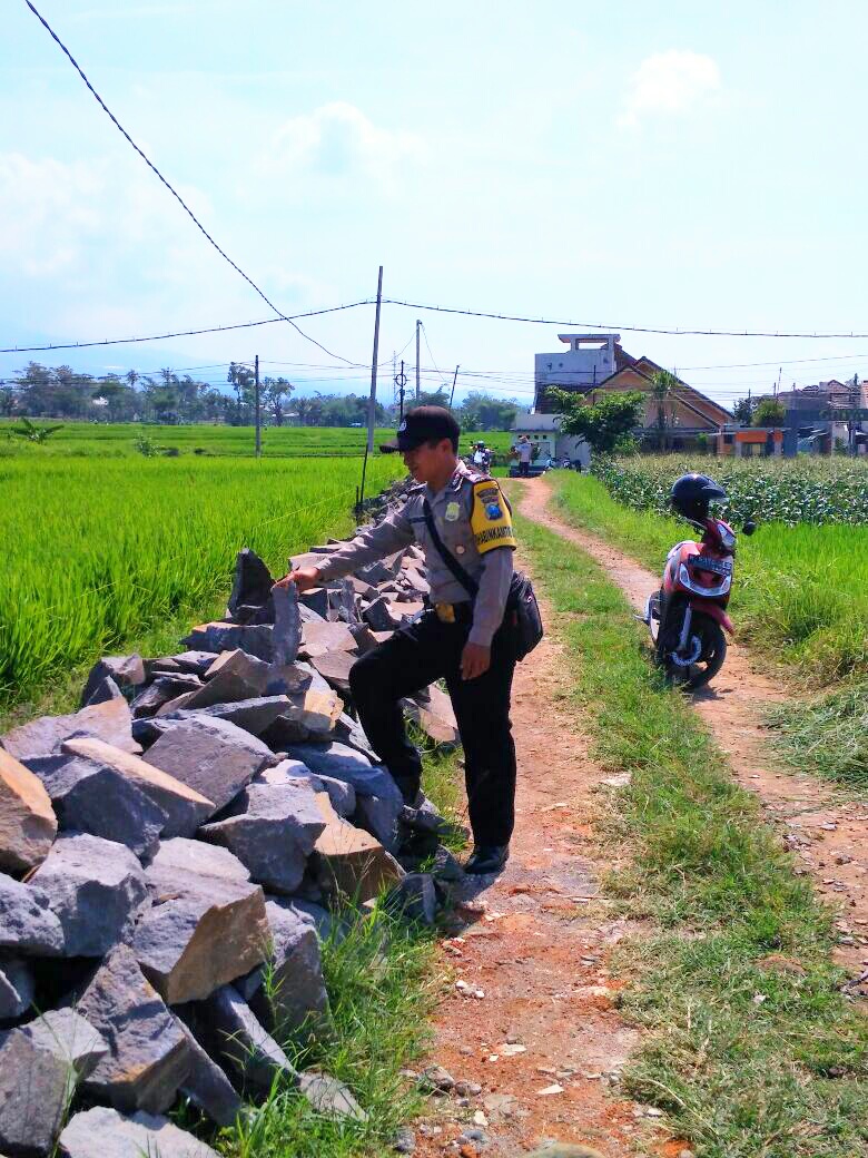 Bhabin desa Pendem Polsek Junrejo Polres Batu tinjau pelaksanaan pembangunan plengsengan
