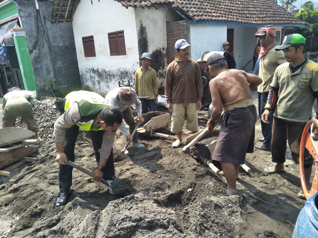 Membaur dengan warga Bhabinkamtibmas Desa Bayem Polsek Kasembon Polres Batu turut serta membantu proyek Rabat jalan Desa