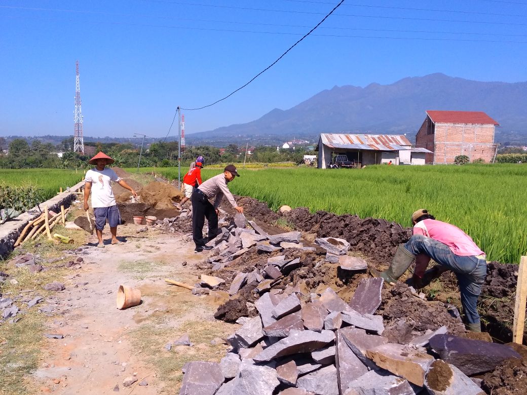 Kegiatan Kerja Bakti, Bhabinkamtimas Desa Pendem Polsek Junrejo Polres Batu Sambang Pembangunan Plengsengan Area Pertanian Desa Binaan