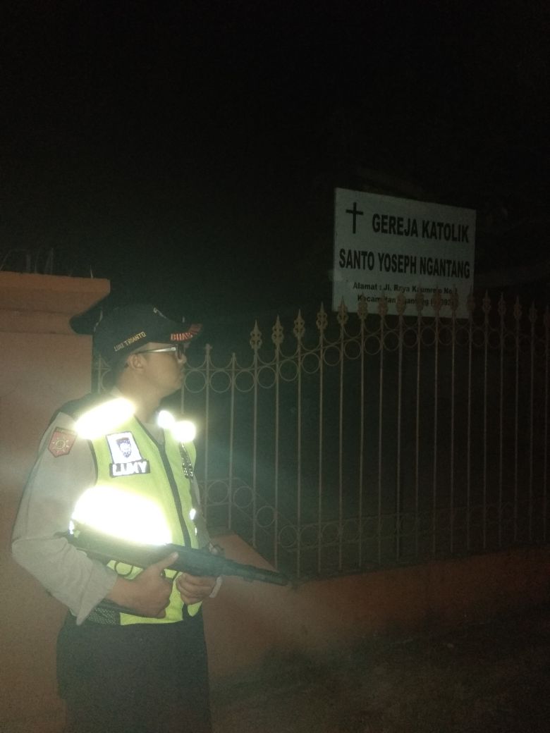 Polsek Pujon melaksanakan patroli malam diwilayah Gereja GKJW dan GPDI Pujon