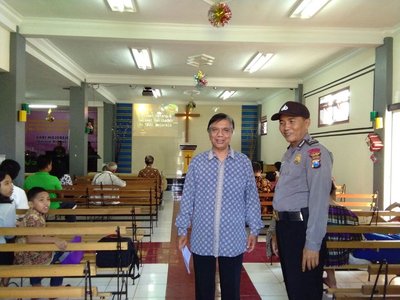 Anggota KSPKT Polsek Junrejo Polres Batu, Melaksanakan Pengamanan Giat Kebaktian Gereja