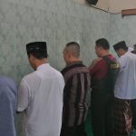 Bhabin Polsek Ngantang Melakukan Sholat Asyar Barjamaah Di Masjid Baiturohmah