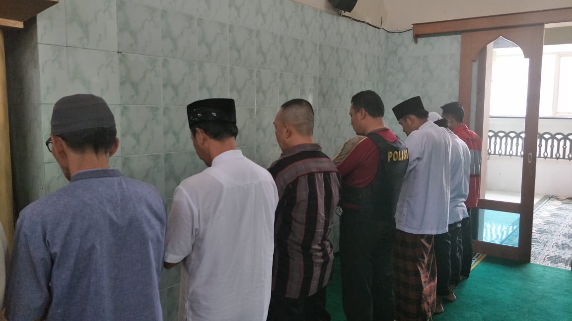 Bhabin Polsek Ngantang Melakukan Sholat Asyar Barjamaah Di Masjid Baiturohmah