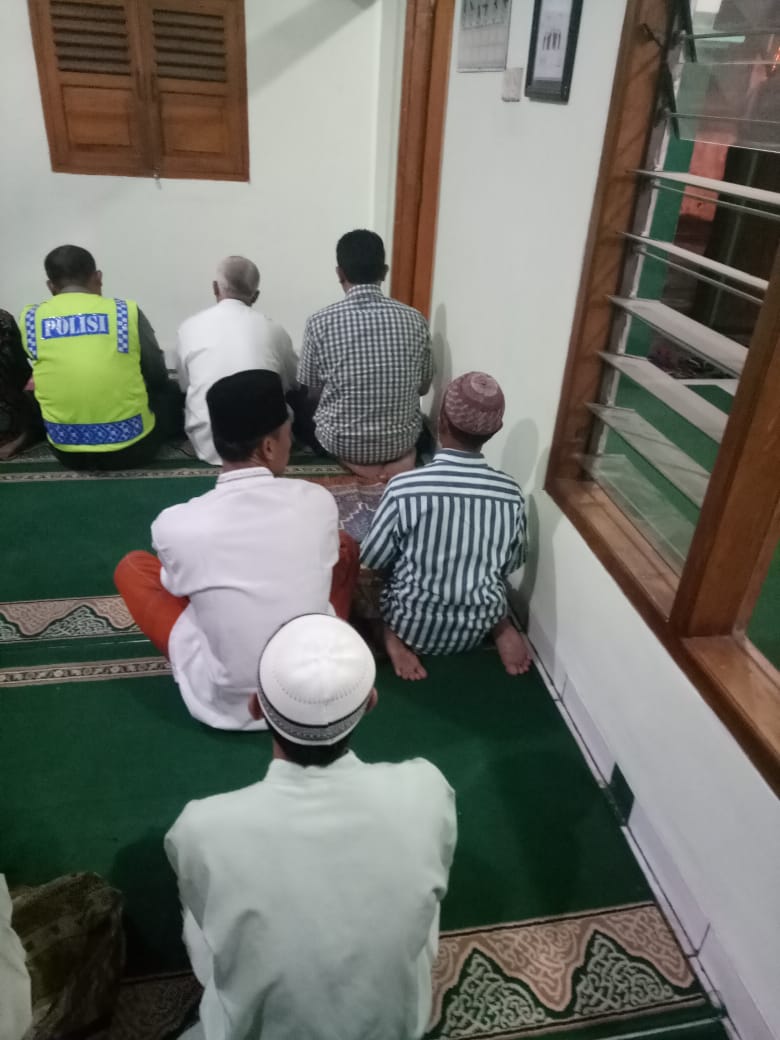 Polsek kasembon Polres Batu memakmurkan Masjid Melaksanakan Sholat Shubuh Berjamaah