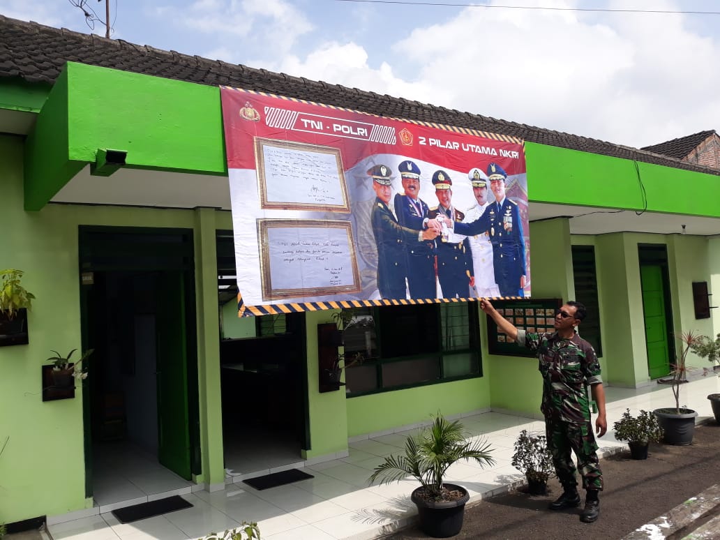 Anggota Polsek Pujon Polres Batu Dan Anggota Koramil Pasang Banner 2 Pilar